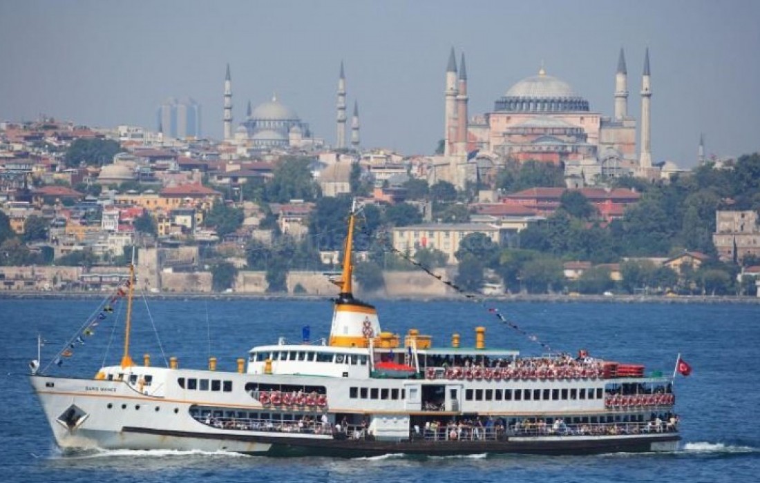 Стамбул находка. Стамбул корабль Босфор. Стамбул Босфор вапур. Стамбул Босфор панорама. Кораблик по Босфору Стамбул.